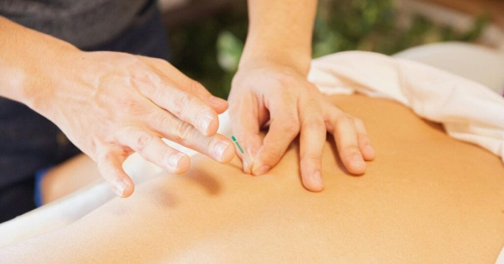 Tratamiento manual cervical en sesión de fisioterapia, Fisiomove Cerdanyola del Vallès